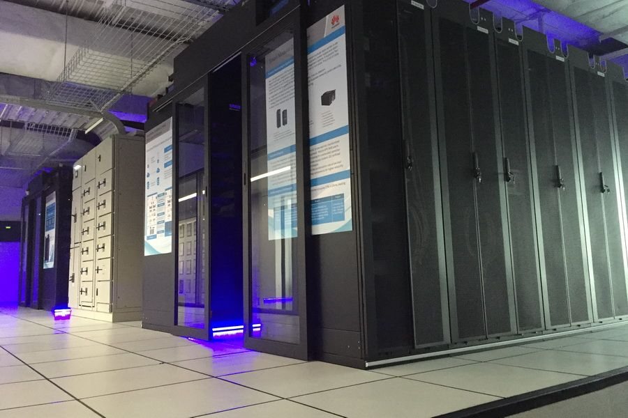 ห้องเซิร์ฟเวอร์บนพื้นยก Rhino (server room on Rhino raised floor)